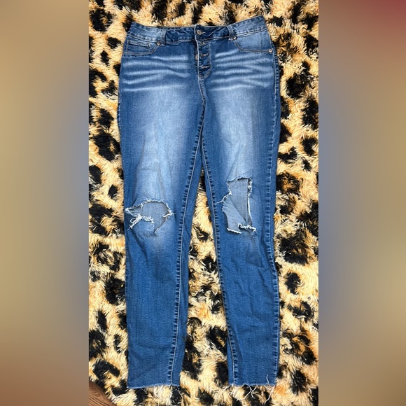 Maurices high rise distressed button up jeggings in size large with long length - Picture 1 of 4